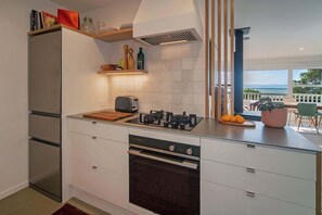 Private kitchen - Bangalow Bach - Spa Pool & Scenic Views (Nelson)