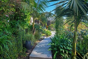 Property grounds - Bangalow Bach - Spa Pool & Scenic Views (Nelson)