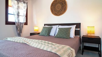 Comfort-studio, 1 keskisuuri parisänky, näköala uima-altaalle | Tallelokero huoneessa, äänieristys, silitysrauta/-lauta, ilmainen Wi-Fi