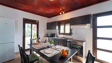 Familienhaus, 2 Schlafzimmer, Poolblick | Eigene Küche | Hochstuhl