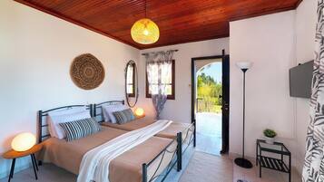 Comfort Studio, 2 Twin Beds, Pool View | In-room safe, soundproofing, iron/ironing board, free WiFi