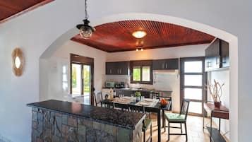 Maison Familiale, 2 chambres, vue piscine | Cuisine privée | Chaise haute