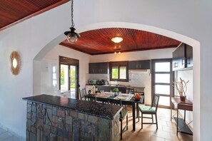 Casa familiar, 2 dormitoris, vistes a la piscina | Cuina privada | Trona 