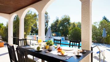 Classic Villa | Living area