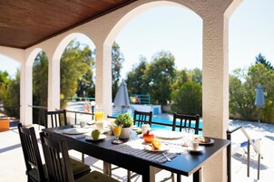 Villa clásica | Zona de estar | Una televisión