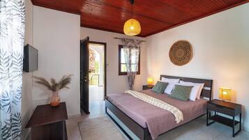 Comfort Studio, 1 Queen Bed, Pool View | In-room safe, soundproofing, iron/ironing board, free WiFi
