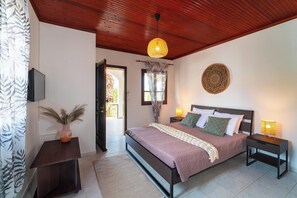 Comfort Studio, 1 Queen Bed, Pool View