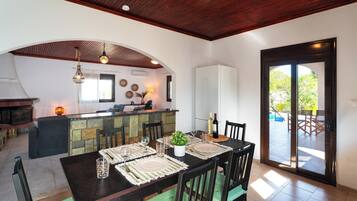 Maison Familiale, 2 chambres, vue piscine | Cuisine privée | Chaise haute