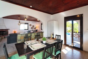 Casa familiar, 2 dormitoris, vistes a la piscina | Cuina privada | Trona 