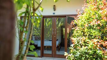 Escritorio, espacio para trabajar con laptop y wifi gratis