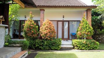 Desk, laptop workspace, free WiFi