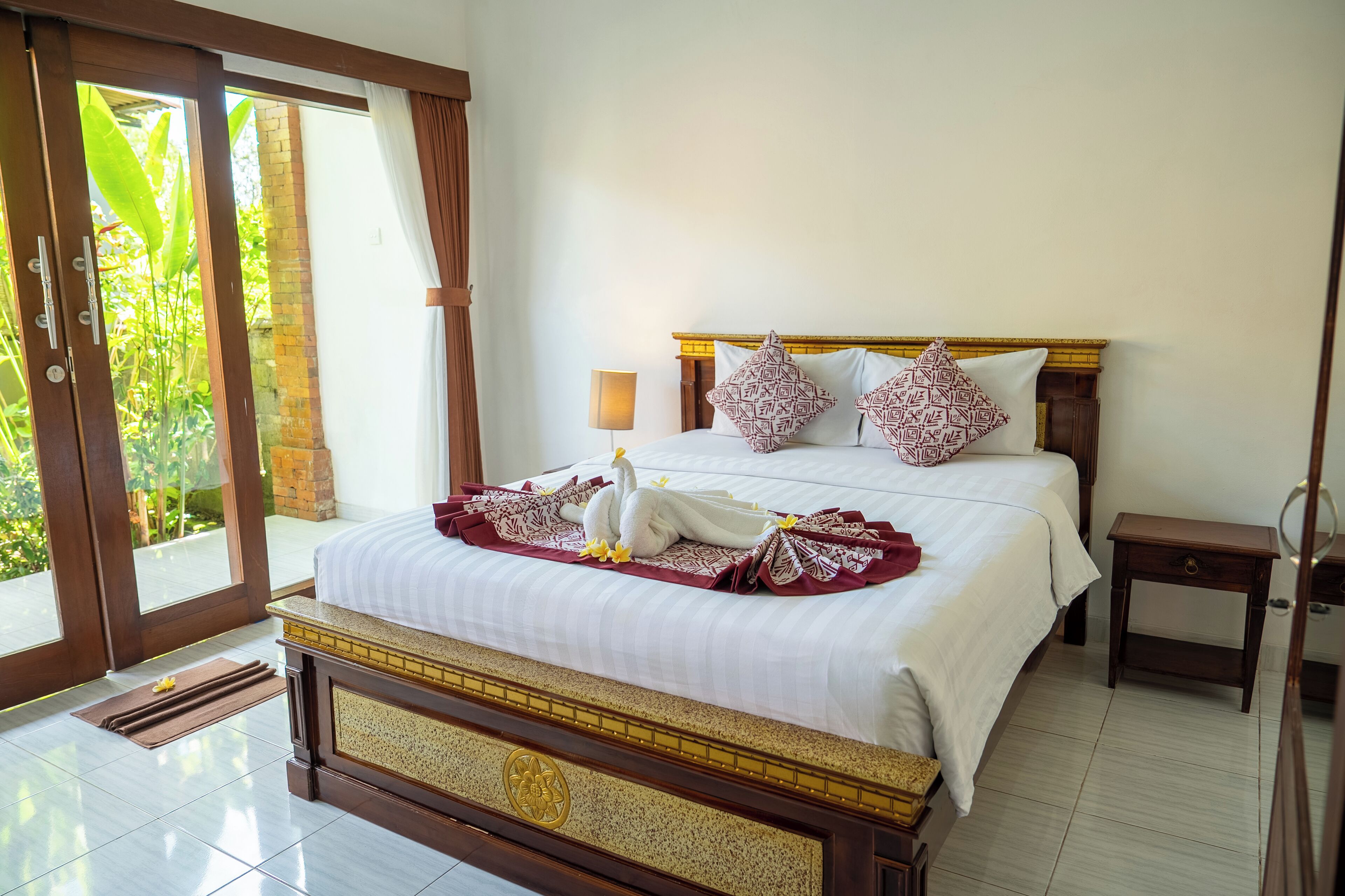 Desk, laptop workspace, free WiFi