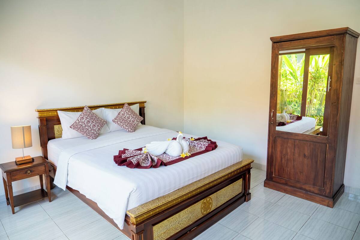 Escritorio, espacio para trabajar con laptop y wifi gratis