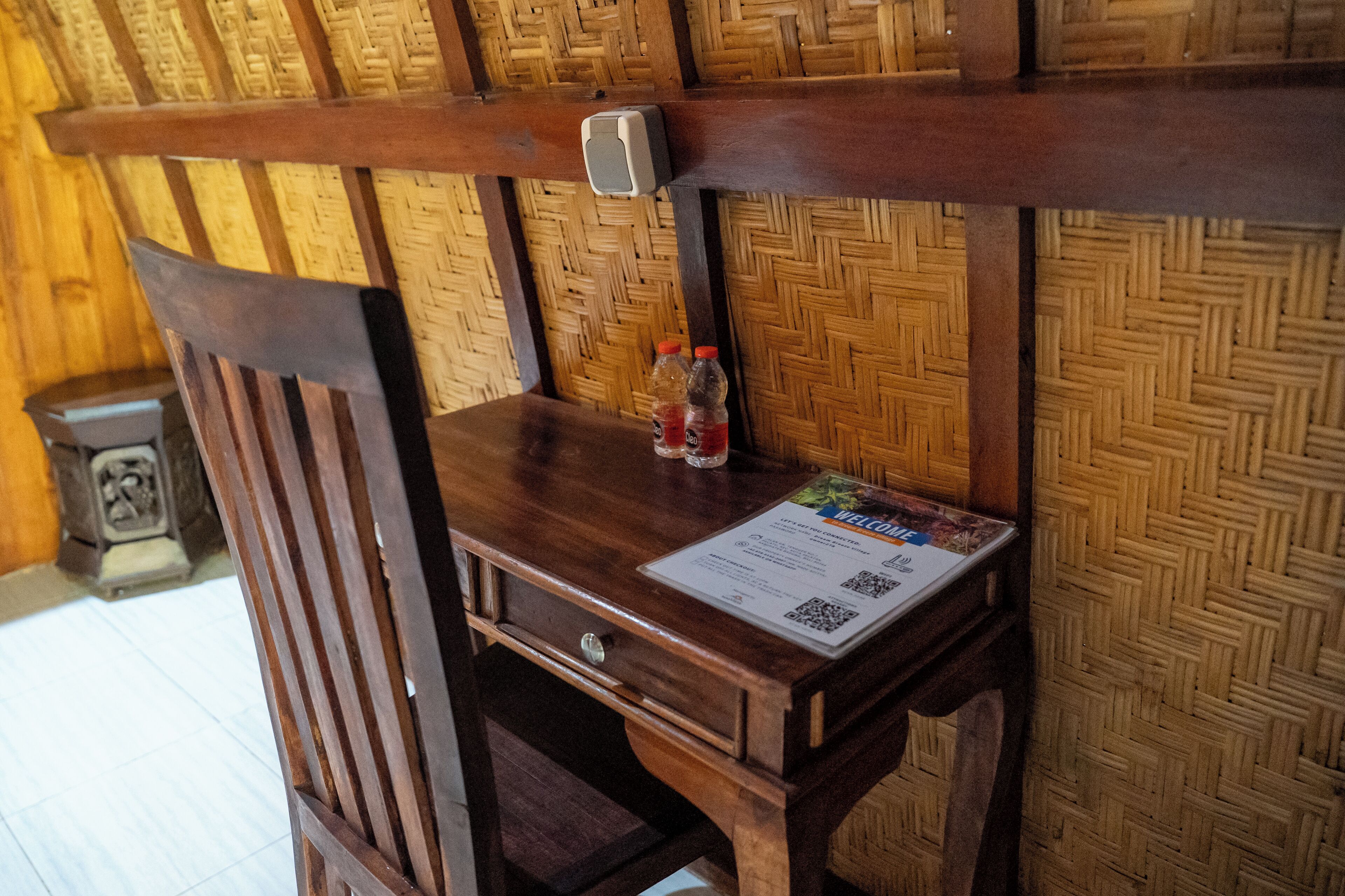 Desk, laptop workspace, free WiFi