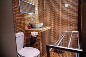 Deluxe Cottage | Bathroom | Shower, towels, soap, shampoo - Dream Breeze Village (Pecatu)