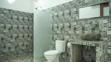 Regadera, toallas, jabón, shampoo