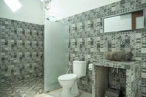 Regadera, toallas, jabón, shampoo 