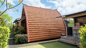 Vista frontal de la propiedad