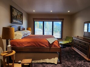 3 bedrooms, desk, iron/ironing board, travel cot