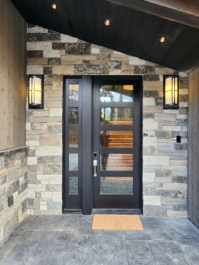 Ski Out on Whitefish Mountain 3BD 4BA Sleeps 14+ Unbeatable SKI Location