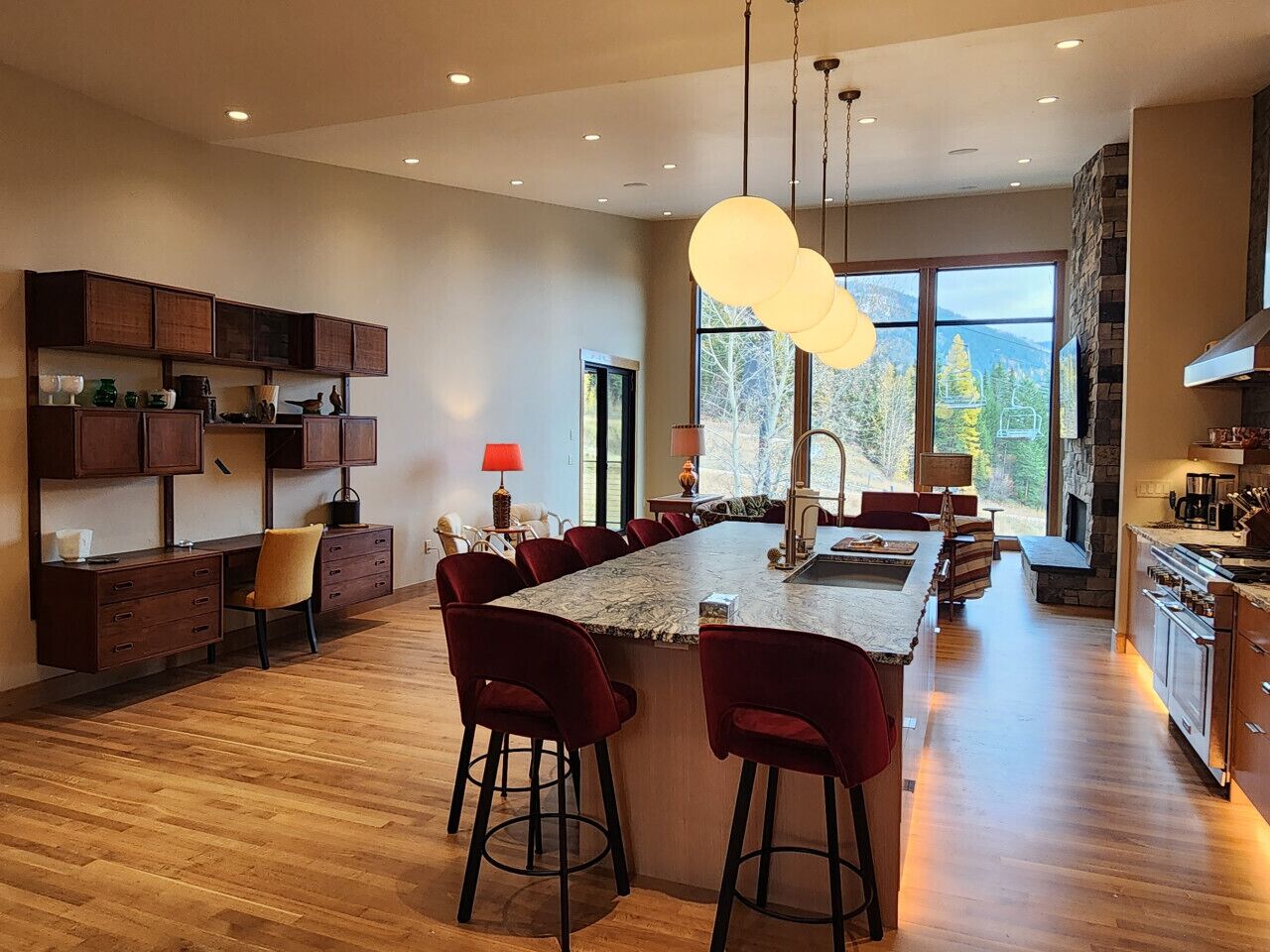 冷蔵庫、電子レンジ、オーブン、コンロ