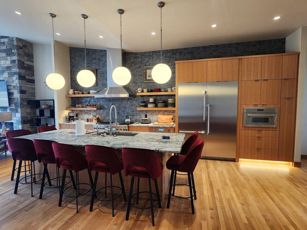 冷蔵庫、電子レンジ、オーブン、コンロ