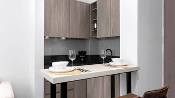 Deluxe-Studio, Nichtraucher | Essbereich im Zimmer