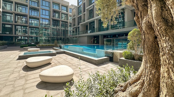 Una piscina al aire libre