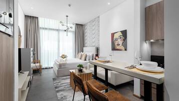 Deluxe-Studio, Nichtraucher | Essbereich im Zimmer