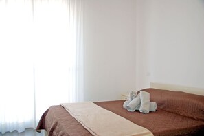 Travel crib, free WiFi, bed sheets