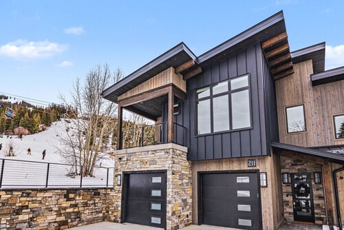 Ski In on Whitefish Mountain 3 BD 3BA Sleeps 12 Incredible SKI Access