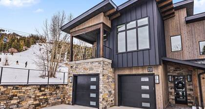 Ski In on Whitefish Mountain 3 BD 3BA Sleeps 12 Incredible SKI Access