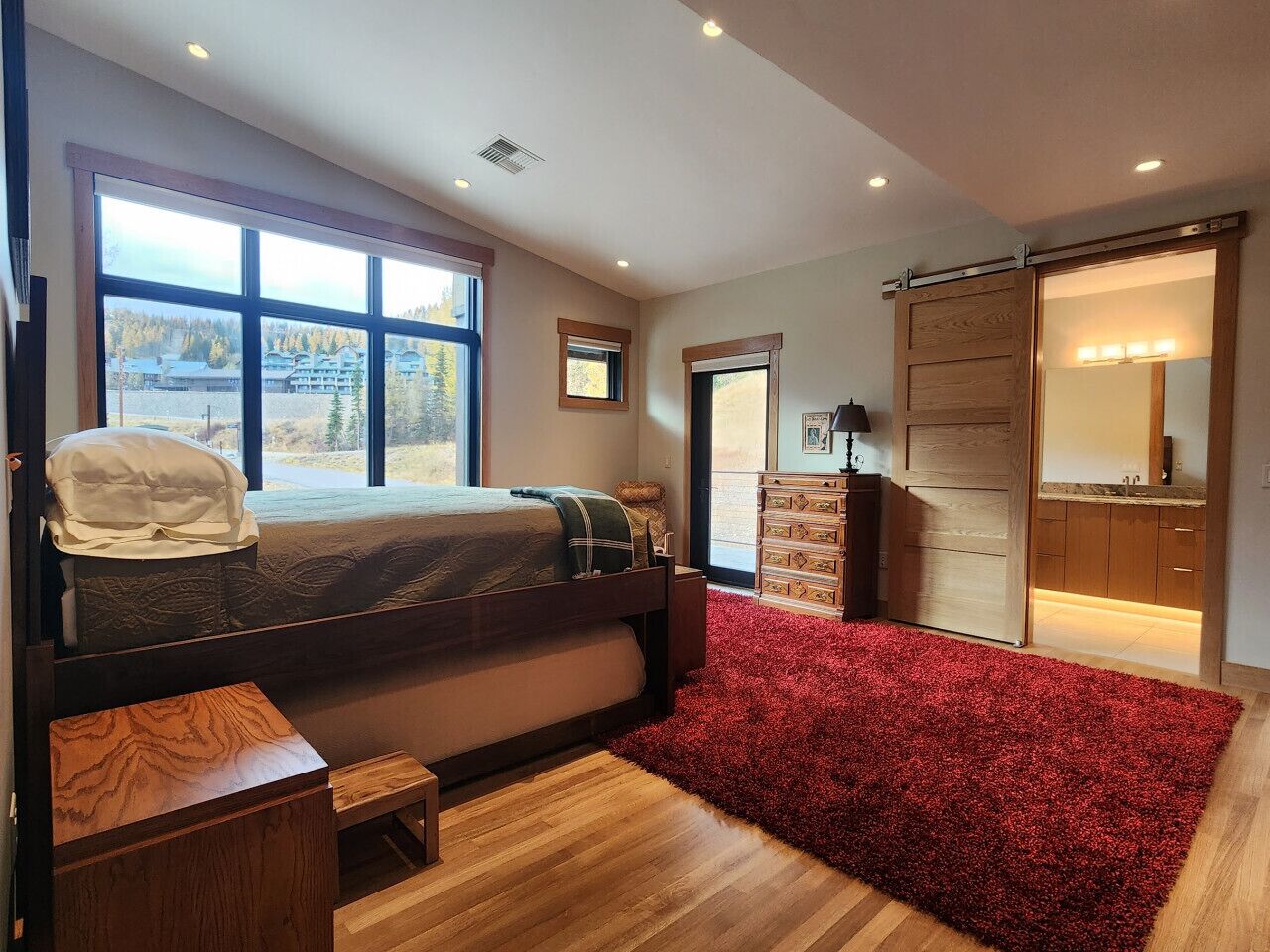 3 室のベッドルーム、デスク、アイロン / アイロン台、旅行用ベビーベッド