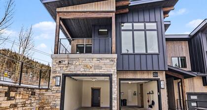 Ski In on Whitefish Mountain 3 BD 3BA Sleeps 12 Incredible SKI Access