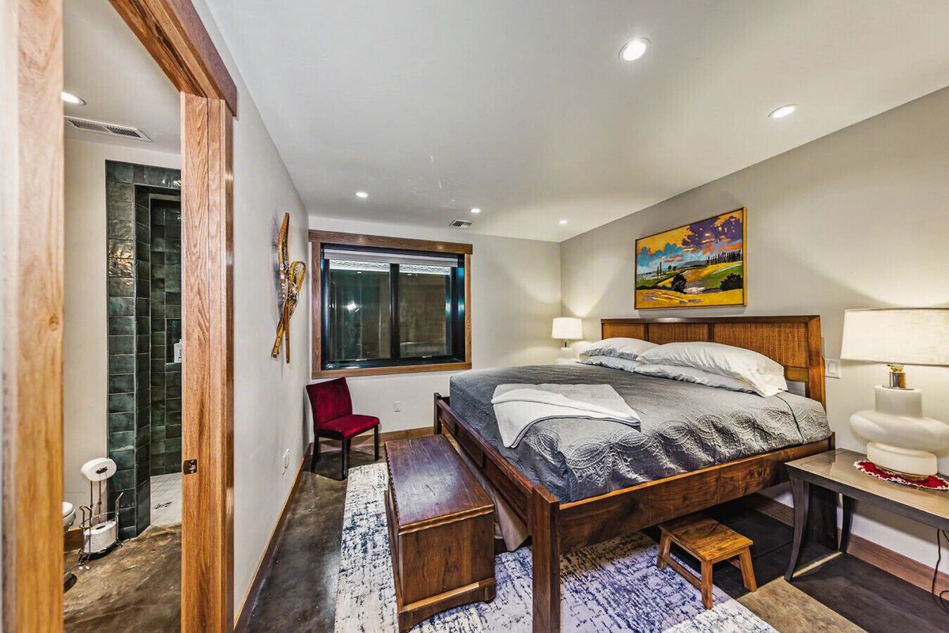 3 chambres, bureau, fer et planche à repasser, lit parapluie