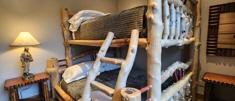 3 Schlafzimmer, Schreibtisch, Bügeleisen/Bügelbrett, Reisekinderbett