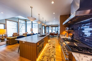 Fridge, microwave, oven, stovetop - Ski In on Whitefish Mountain 3 BD 3BA Sleeps 12 Incredible SKI Access (Whitefish)