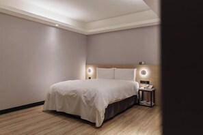 A modern hotel room with a large bed, bedside tables, and built-in lighting. - Banqiao-inn2 YaDong Branch (New Taipei City)
