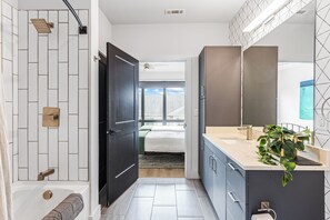 Dusche, Haartrockner, Handtücher