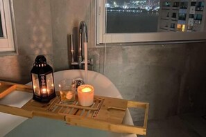 Free toiletries, hair dryer, slippers - Bali Design River View (New Taipei City)