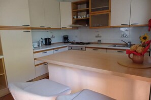 Wasserkocher mit Kaffee-/Teezubehör, Kühlschrank, Ofen, Herdplatte