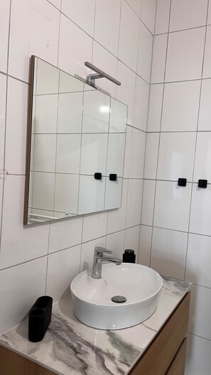 Haartrockner, Handtücher, Seife, Toilettenpapier