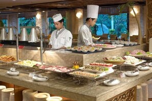 A buffet setup with multiple food stations, chefs, and a variety of dishes. - Hotel Royal Chihpen Spa (Taitung)
