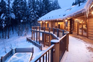 Outdoor spa tub - Alpine Ridge on Whitefish Mountain Sleeps 12 (Whitefish)