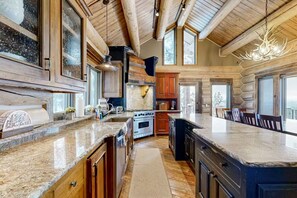 Fridge, microwave, oven, stovetop - Alpine Ridge on Whitefish Mountain Sleeps 12 (Whitefish)