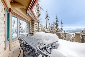 Outdoor dining - Alpine Ridge on Whitefish Mountain Sleeps 12 (Whitefish)