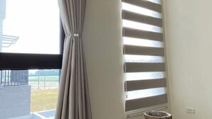 A room with a large window, a curtain, and a basket on the windowsill. - Chien Chien Backpacker Hostel Business Hotel Accommodation Nankexin City Shanhua Yongkang (Tainan)