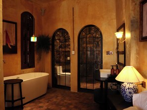 Separate tub and shower, hair dryer, slippers, towels - DEMO Inn & Ine - Poetic Studio Stay (Ha Noi)