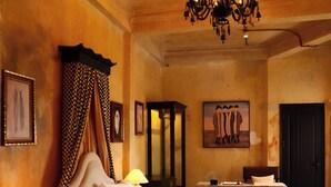 ห้องเอ็กเซกคิวทีฟสวีท, ระเบียง (and Bathtub) | เครื่องนอนระดับพรีเมียม, เตียงพร้อมฟูกเสริมที่นอน, มินิบาร์ฟรี