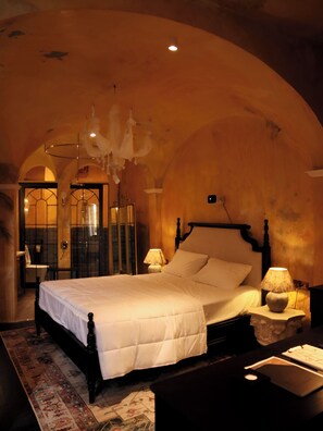 مكتب ومساحة عمل للكمبيوتر المحمول ومكواة/لوح كي وواي فاي مجانًا